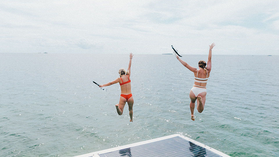 Blogger Bella Bucchiotti of xoxoBella.com shares about her trip to The Florida Keys and Key West. She went on a boat tour with Honest Eco Tours, ate some great food, went parasailing and lots more!