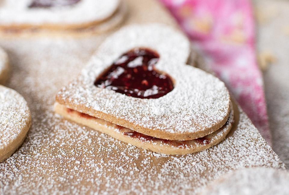 Food blogger, Bella Bucchiotti of xoxoBella shares a gluten free cookie recipe for Valentine's Day cookies. You will love these heart shaped gluten free Linzer cookies.