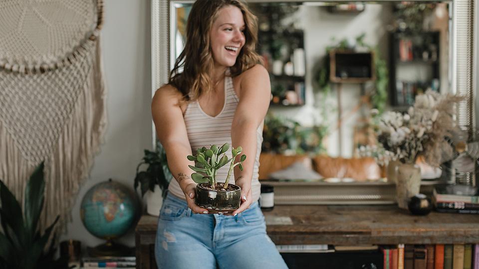 Lifestyle blogger, Bella Bucchiotti of xoxoBella, shares all the things every plant parent knows. If you are keen on plant parenting, you can relate!