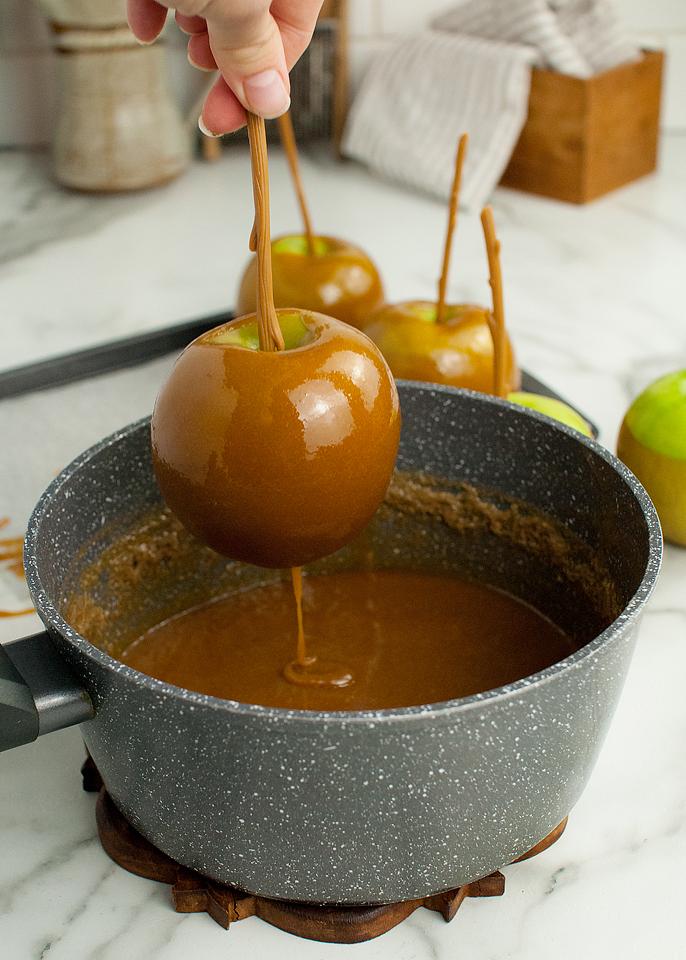 Food blogger, Bella Bucchiotti of xoxoBella, shares some easy DIY caramel apples that are a great autumn and Halloween treat. These are the best caramel apples!