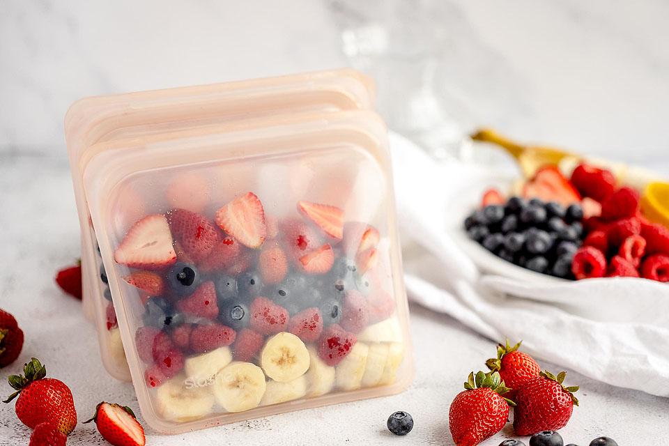 Smoothie freezer packs with berries in them.
