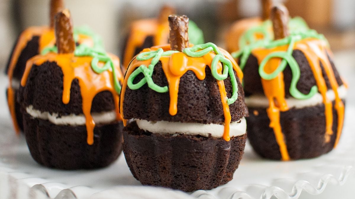 Pumpkin Shaped Mini Bundt Cakes - xoxoBella