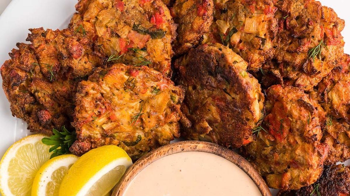 Crispy crab cakes with a creamy aioli drizzle.