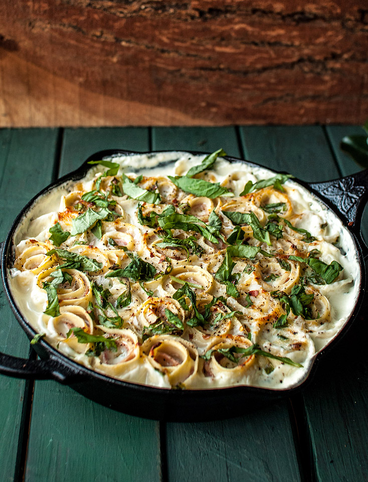 Food blogger, Bella Bucchiotti of xoxoBella, shares a recipe for Italian baked ham provolone rosettes or lasagna roll ups. You will love these pasta pinwheels or baked roses!