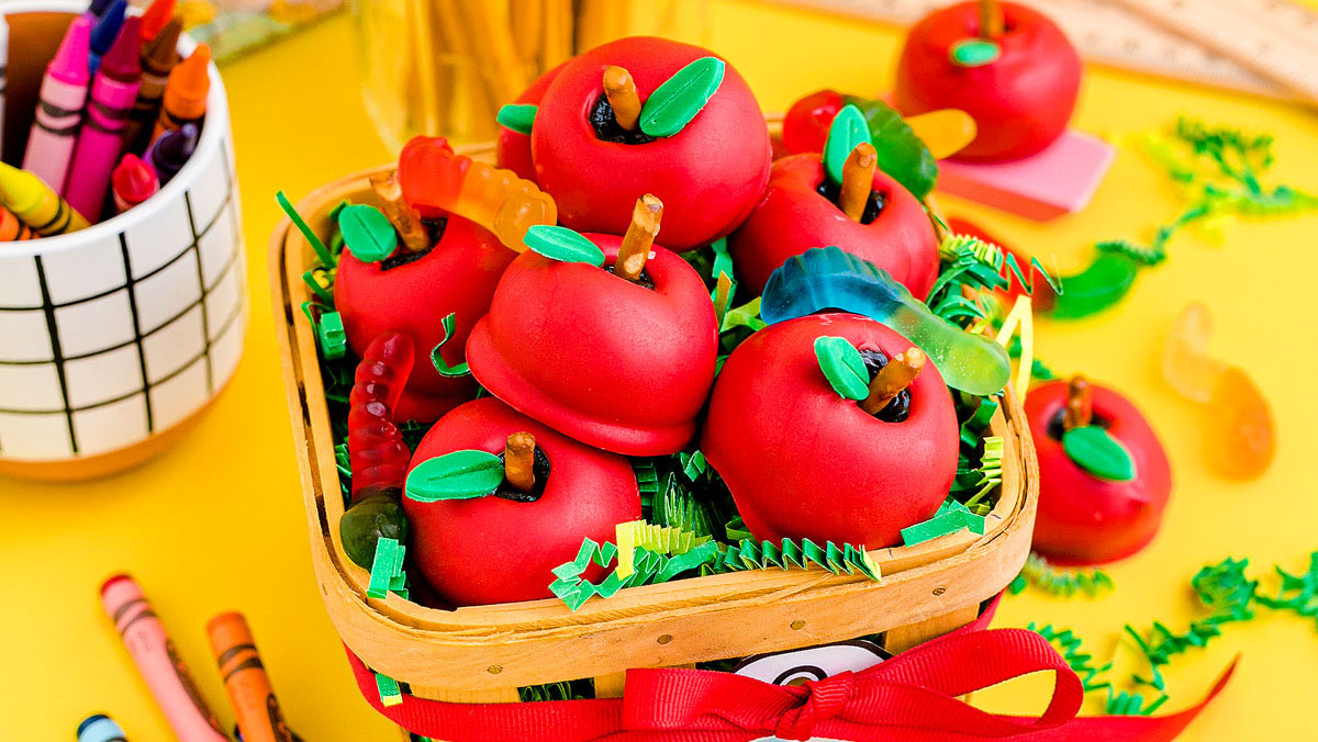Food blogger, Bella Bucchiotti of xoxoBella, shares a recipe for Oreo apple balls with a downloadable back to school printable gift tag. This Oreo truffle dessert is perfect for a back to school treat bag.