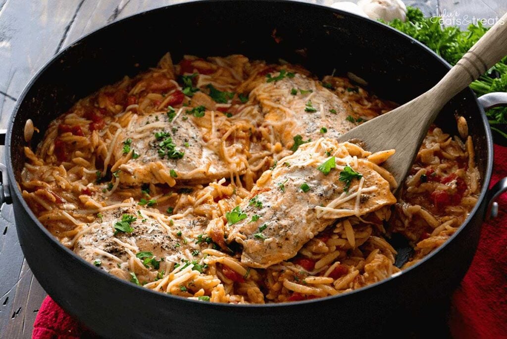 Orzo salmon in a pan.
