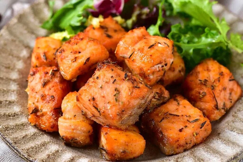air fyer salmon bites on a plate.