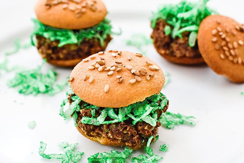 No bake cookies that look like hamburgers.
