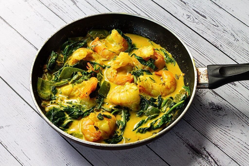 A skillet of curry prawns.