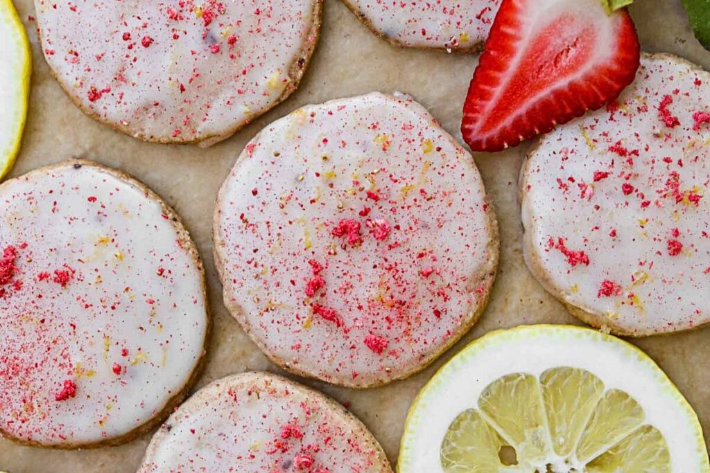 Shortbread cookies with lemonade and strawberries.