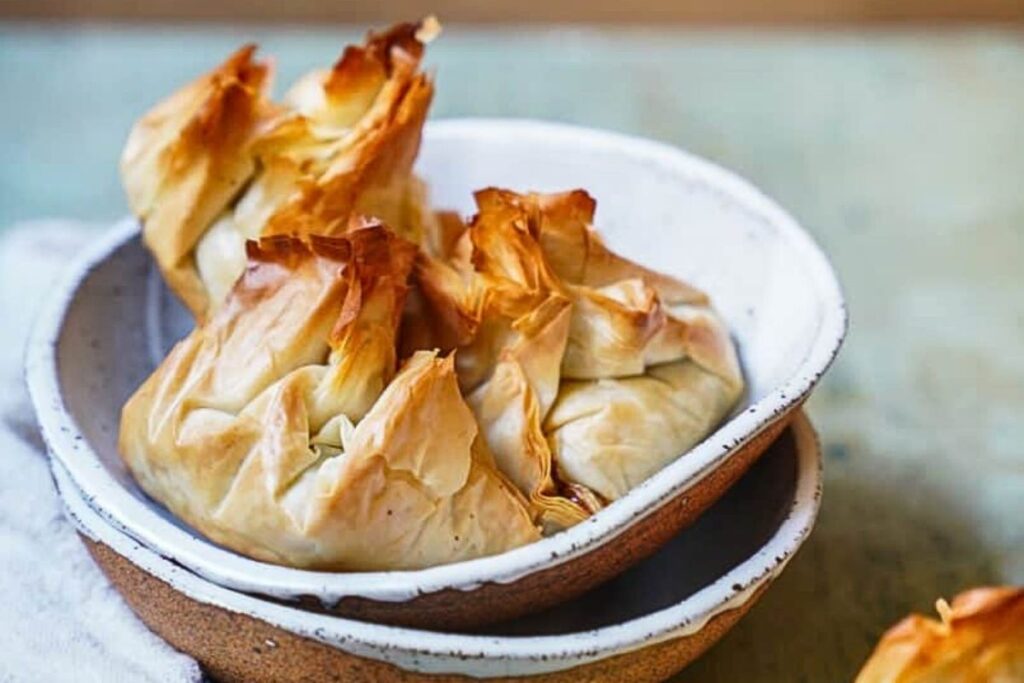 Filo pastry bites filled with mushrooms.