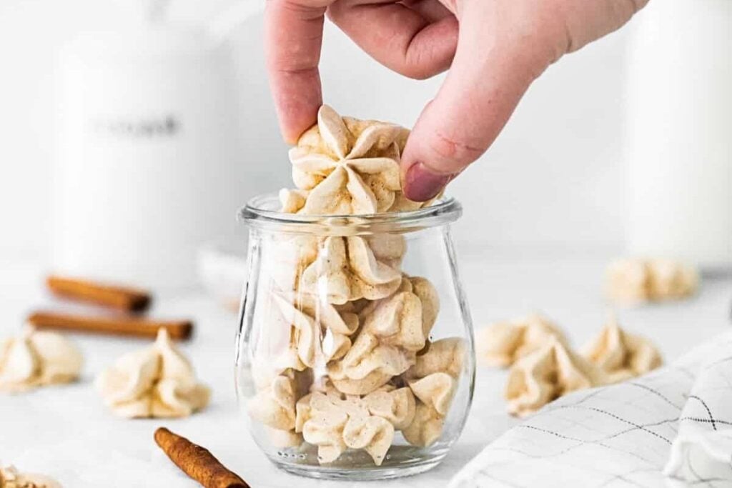 Cinnamon meringue cookies in a jar.