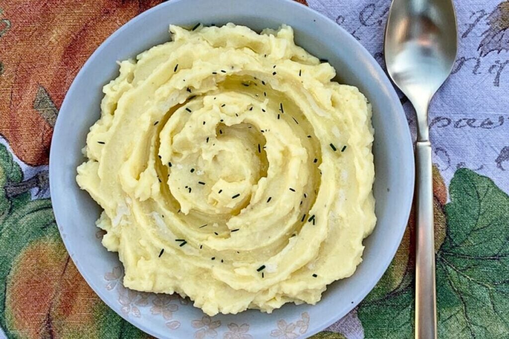 A bowl of mashed potatoes infused with garlic.