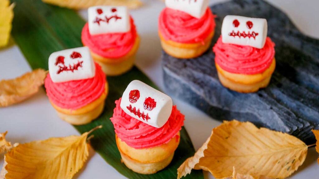 Marshmallow cupcakes with skulls for Halloween.