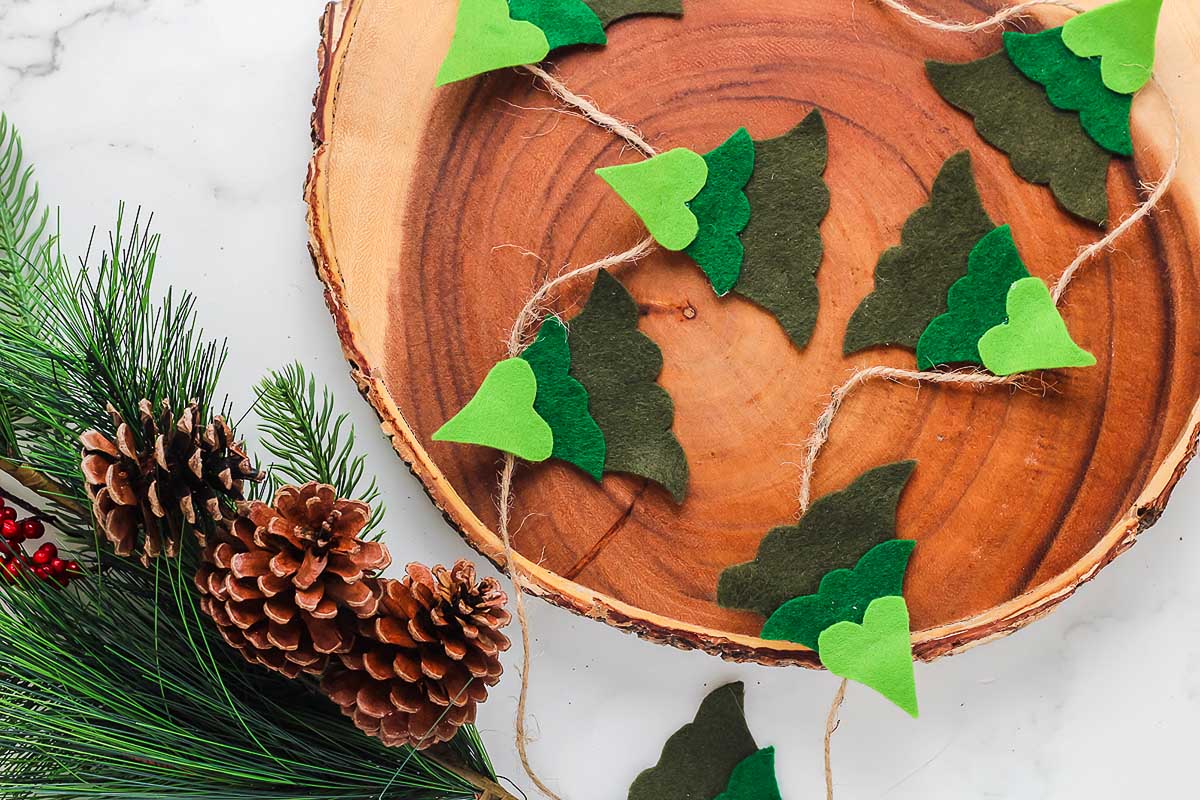 how-to-make-a-felt-christmas-tree-garland-xoxobella