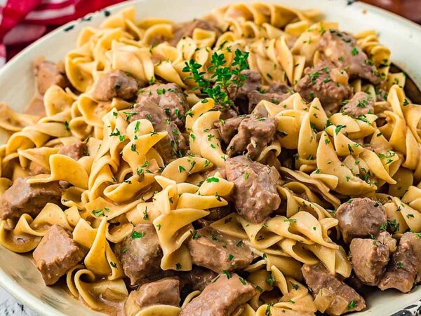 A bowl of beef and noodles.