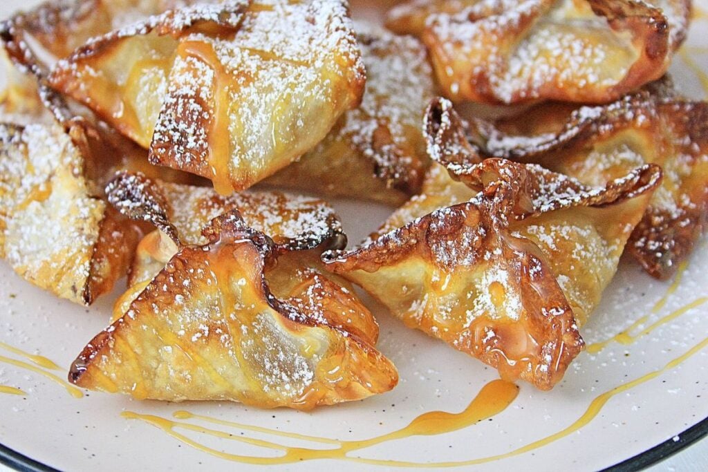 A plate of wontons with caramel and apple filling.