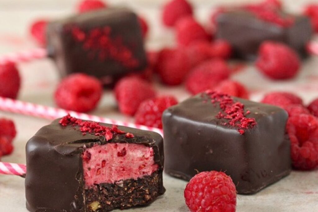 Nanaimo pops made of raspberry, chocolate and graham crackers.