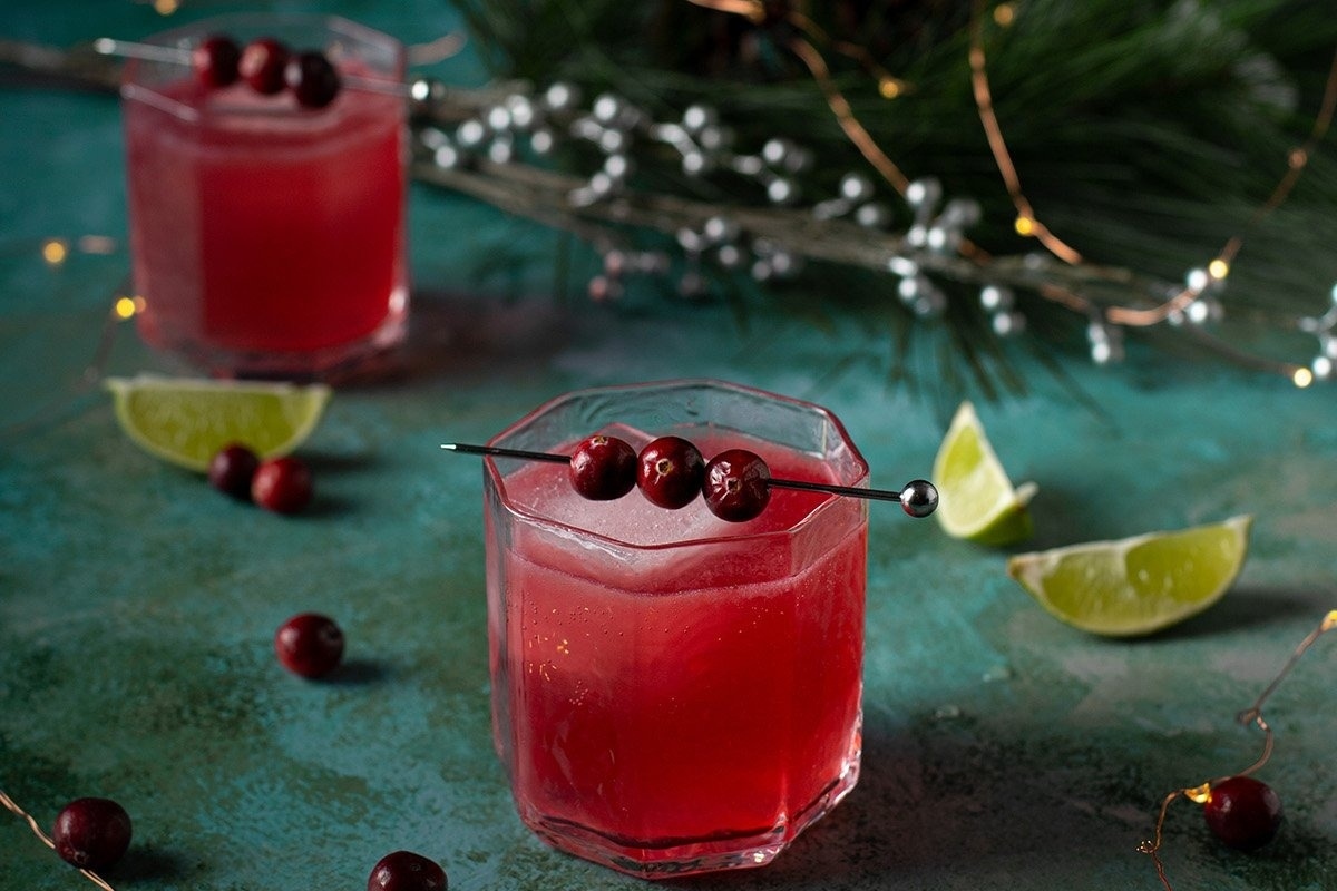 Cranberry margarita with lime and cranberries, the perfect drink for cranberry lovers.