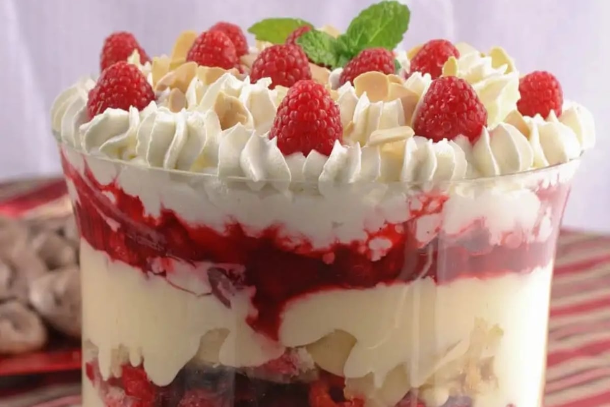 A festive trifle highlighting the vibrant combination of raspberries and cream, perfect for Christmas gatherings.