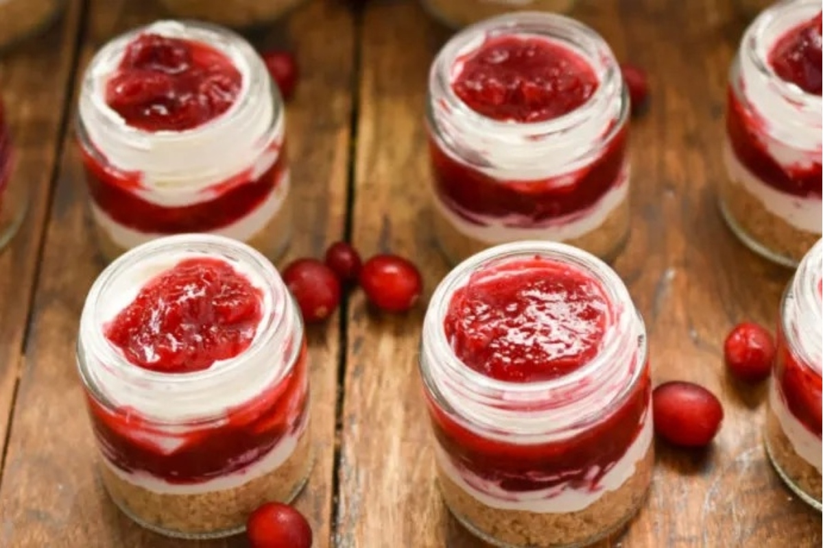 No bake cranberry cheesecake in mason jars - perfect for Christmas desserts.