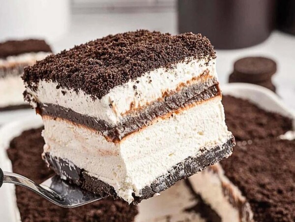 A slice of an oreo delight dessert.