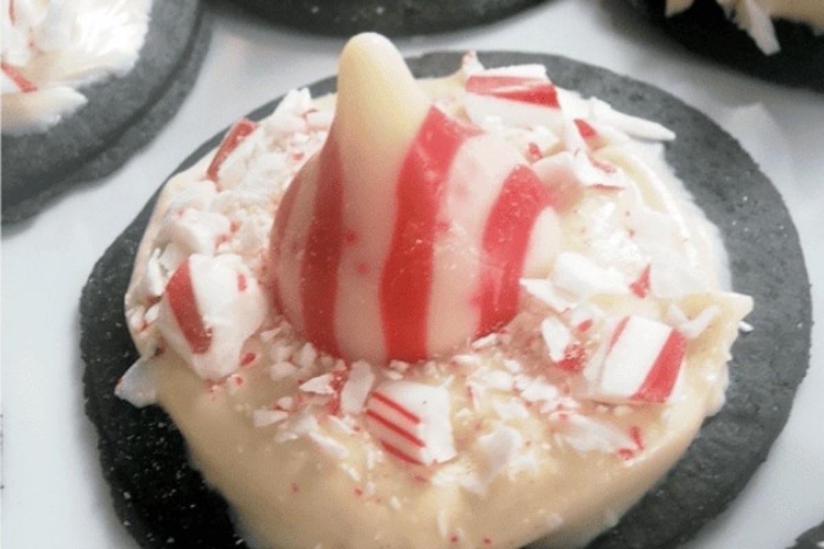 Black peppermint cookies with white icing and candy canes. Enjoy these scrumptious peppermint cookies that are adorned with a touch of festive delight from the white icing and crunchy candy cane toppings!