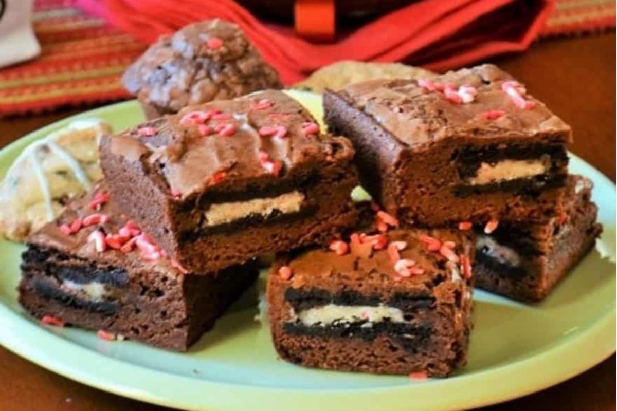Peppermint Oreo cookie brownies on a plate.
