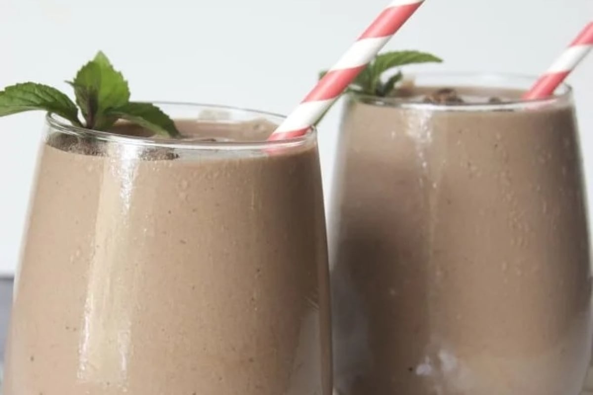 Two glasses of chocolate smoothie with mint leaves, perfect for peppermint lovers looking for refreshing recipes.