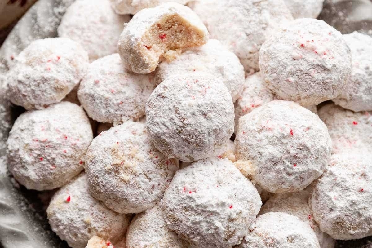 Freezable powdered sugar and peppermint cookies in a bowl.