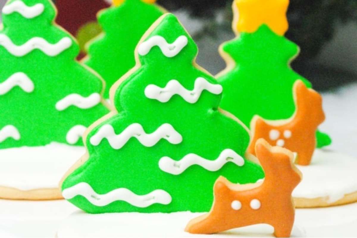 Cookies decorated with christmas trees and reindeer.
