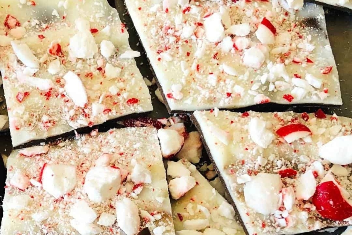 Peppermint bark + white chocolate + peppermint = A delicious peppermint bark recipe perfect for the holidays! This easy-to-make treat combines smooth white chocolate with refreshing peppermint. It's a must