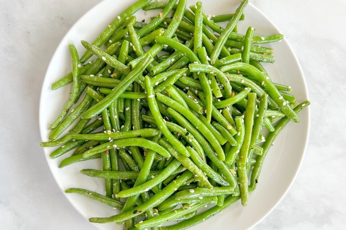 Wholesome green beans on a white plate.