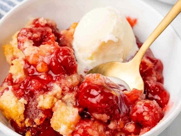 Dump Cake Recipe (Easy, 3 Ingredients!).