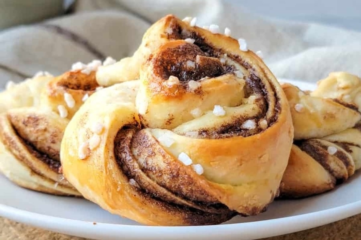Delicious cinnamon buns on a plate with a napkin.
