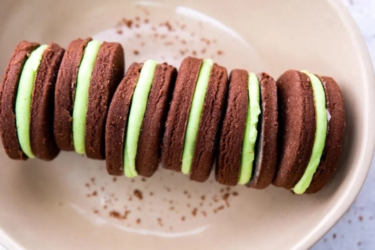 Chocolate oreo cookies with a zesty lime icing on a plate.