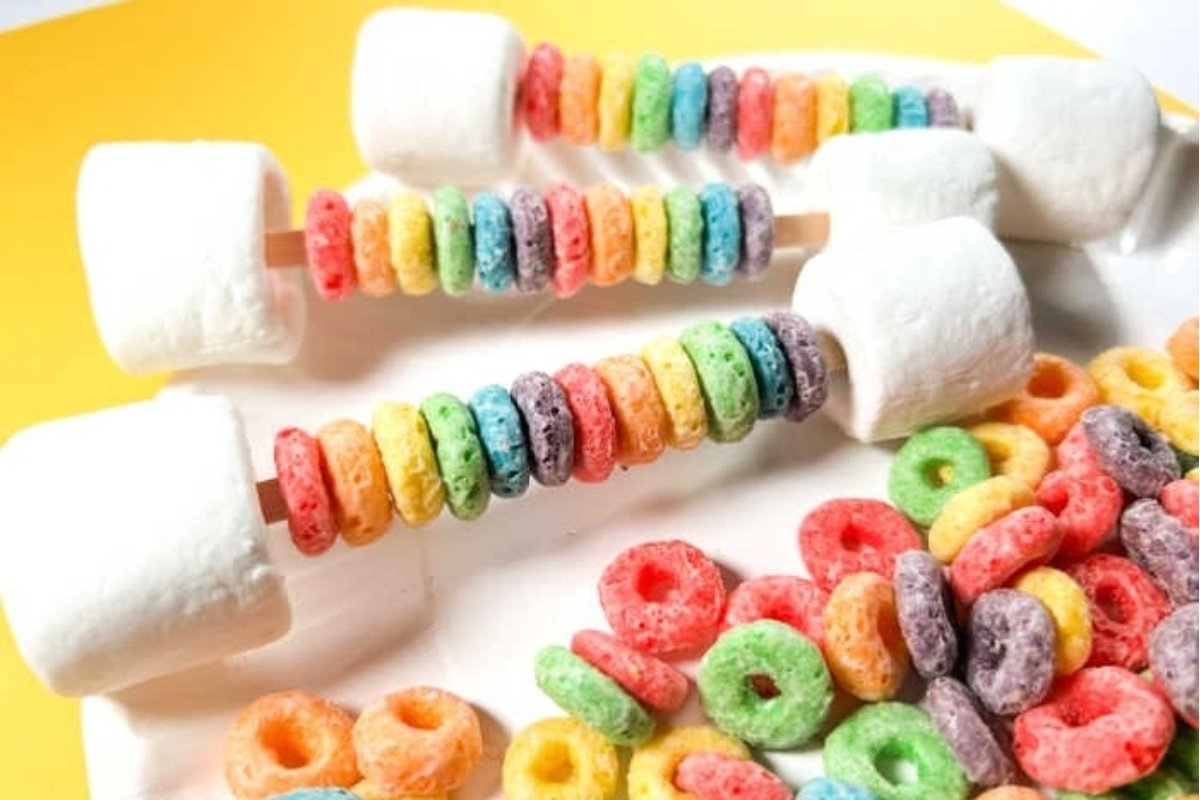 A plate with St. Patrick's cereal bars and marshmallows on it.