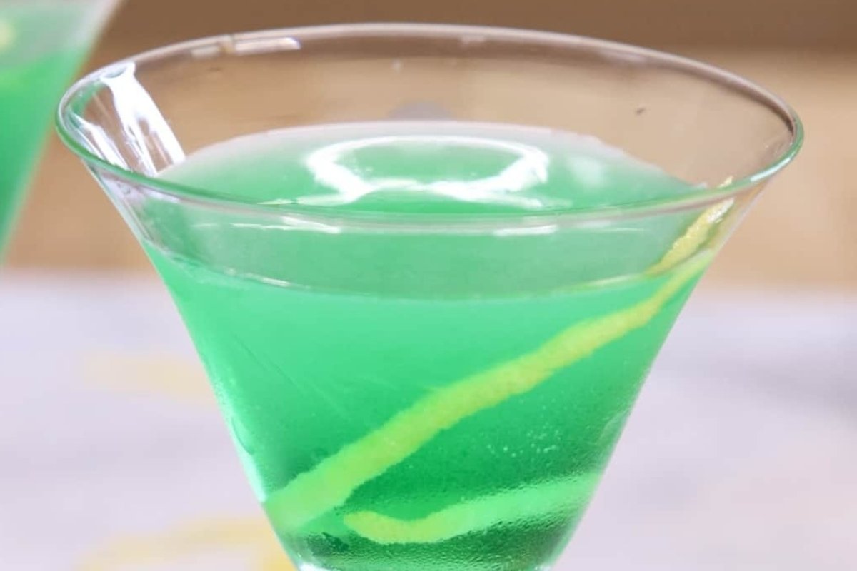 Two glasses of St Patrick's drinks with lemon slices in them.