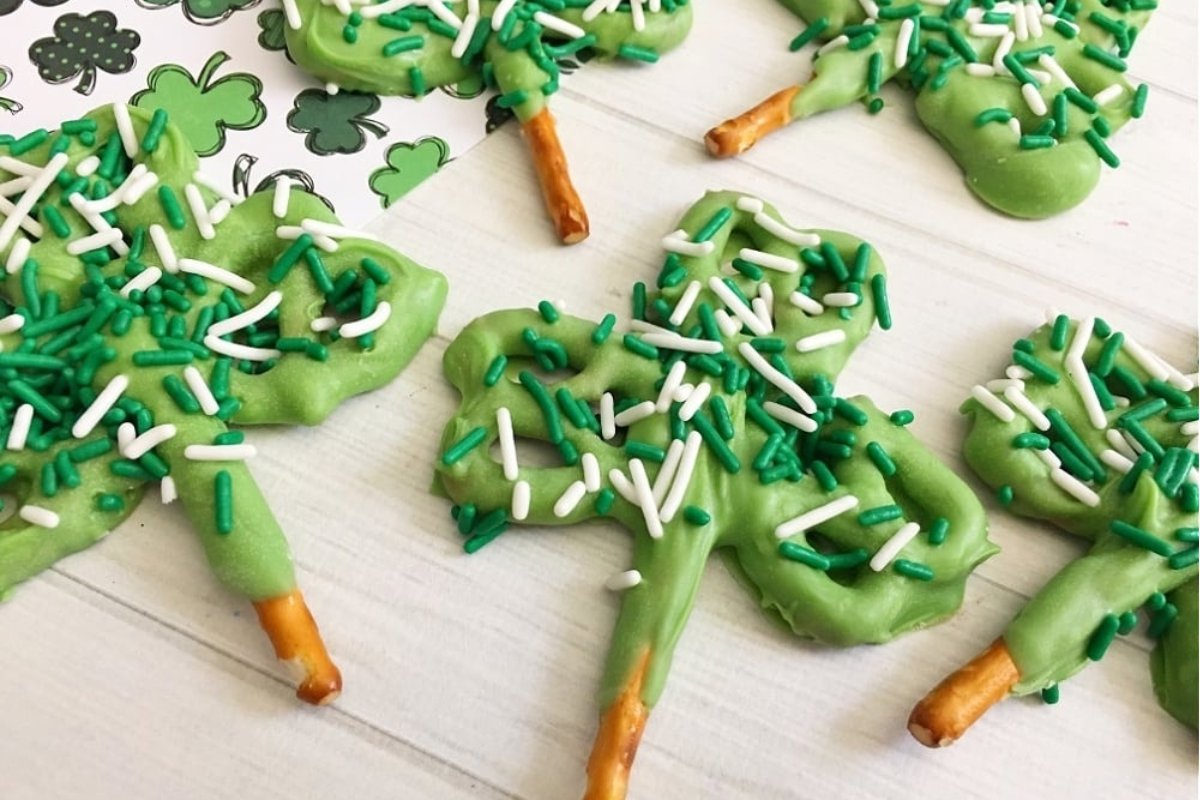 St Patrick's Day pretzel snacks with green sprinkles.