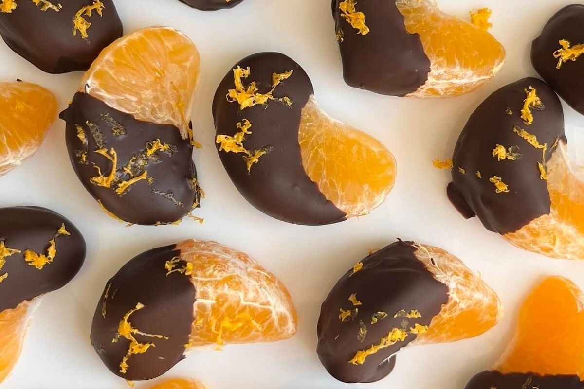 A potluck group of oranges with chocolate.