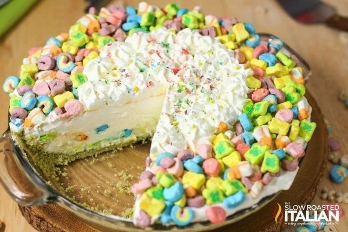 A graham cracker pie with Lucky Charms and graham crackers on top.