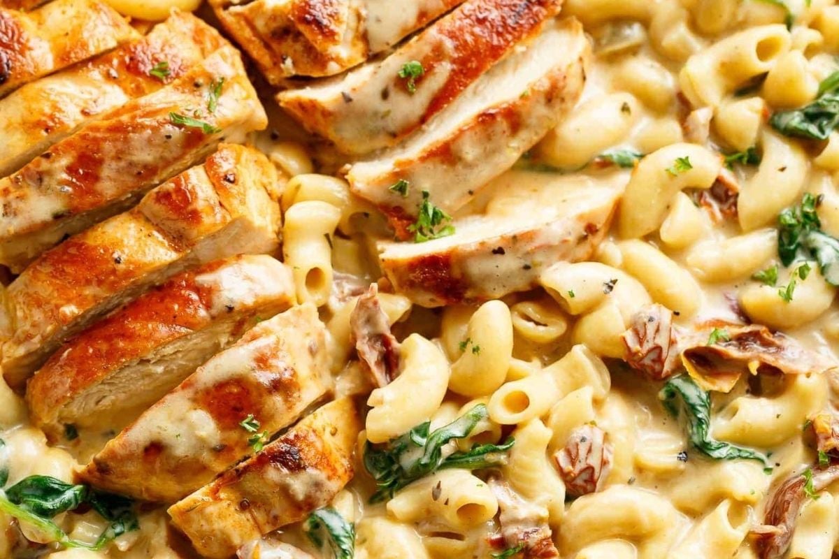Macaroni and cheese with chicken and spinach, perfect for potluck sides.