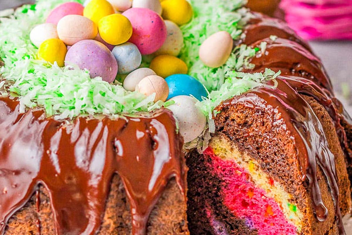Super Cute Easter Egg Cake.