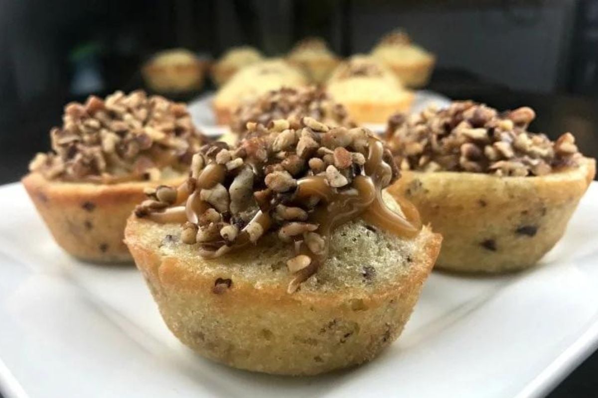 Miniature tarts topped with caramel recipes and chopped nuts.