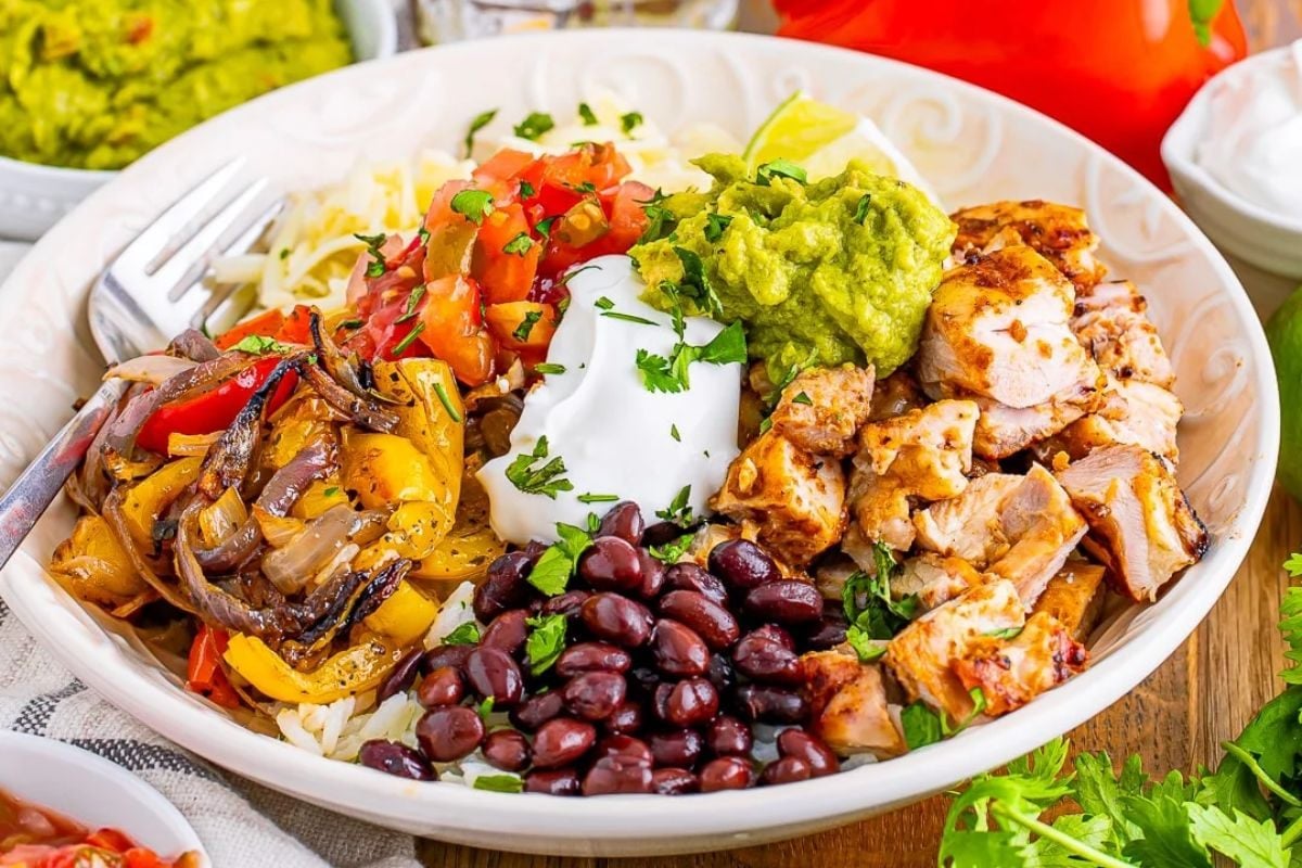 Copycat Chipotle Bowl (Chicken Burrito Bowl Recipe).