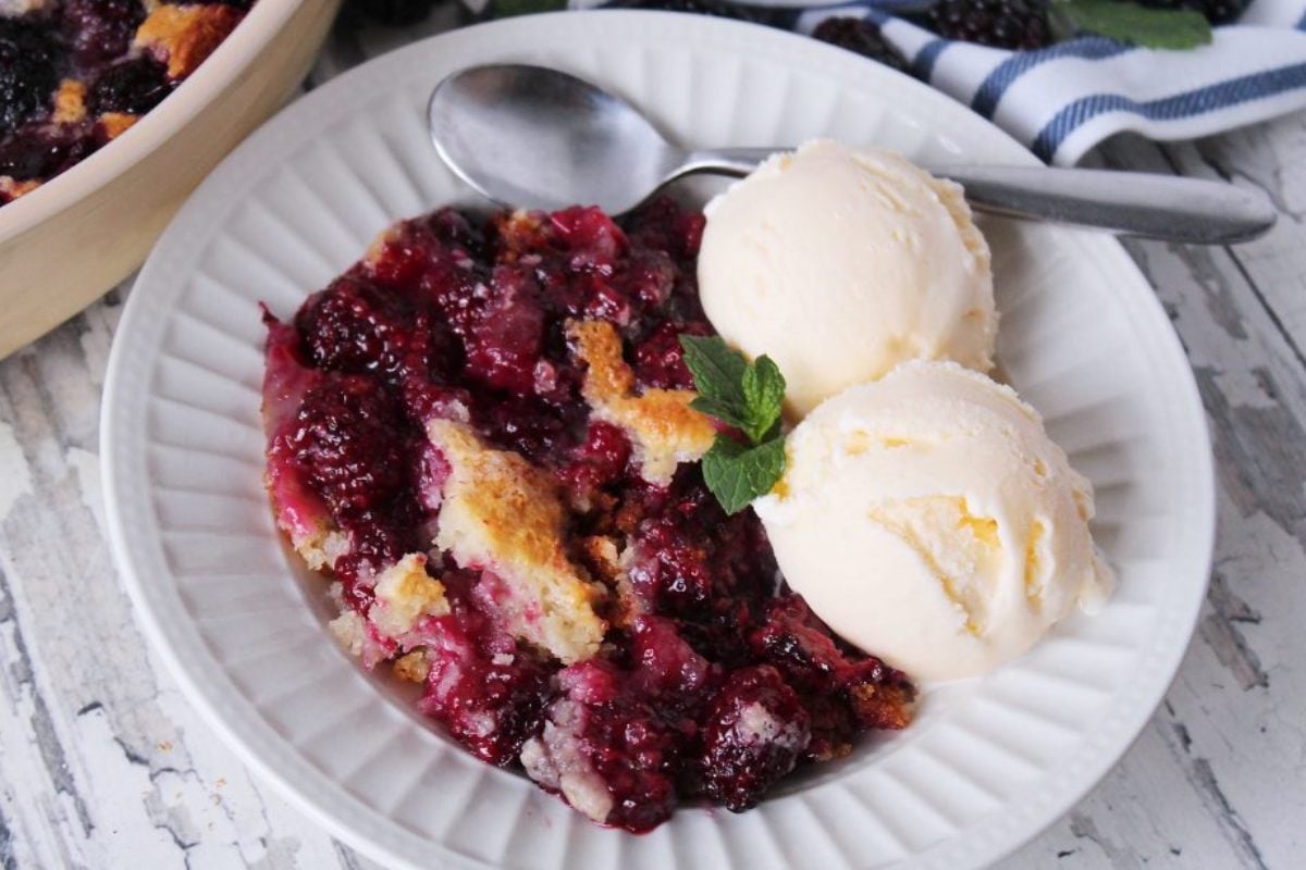 Easy Blackberry Cobbler.