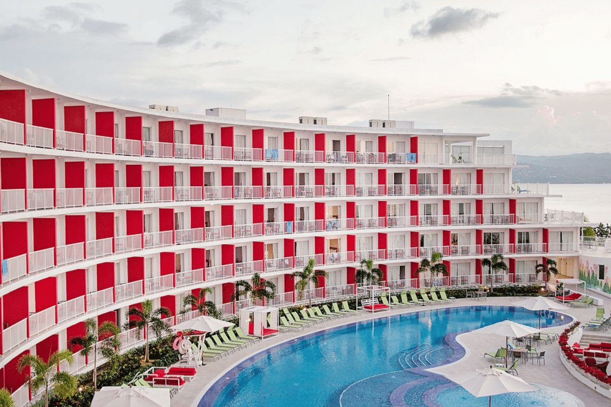 Royal Decameron Cornwall Beach Resort. 