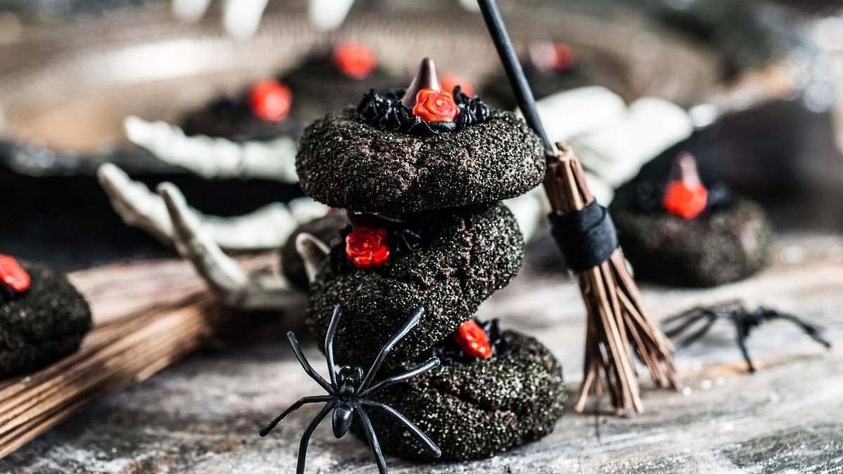 These witch hat cookies are whimsical, chocolatey, and easy to make. With a candy kiss and cookie base, they’re perfect for parties or bake sales. A sweet nod to Halloween fun and charm.