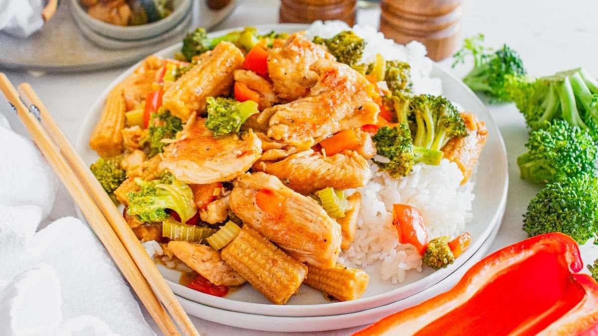 Chicken stir-fried with spicy vegetables.