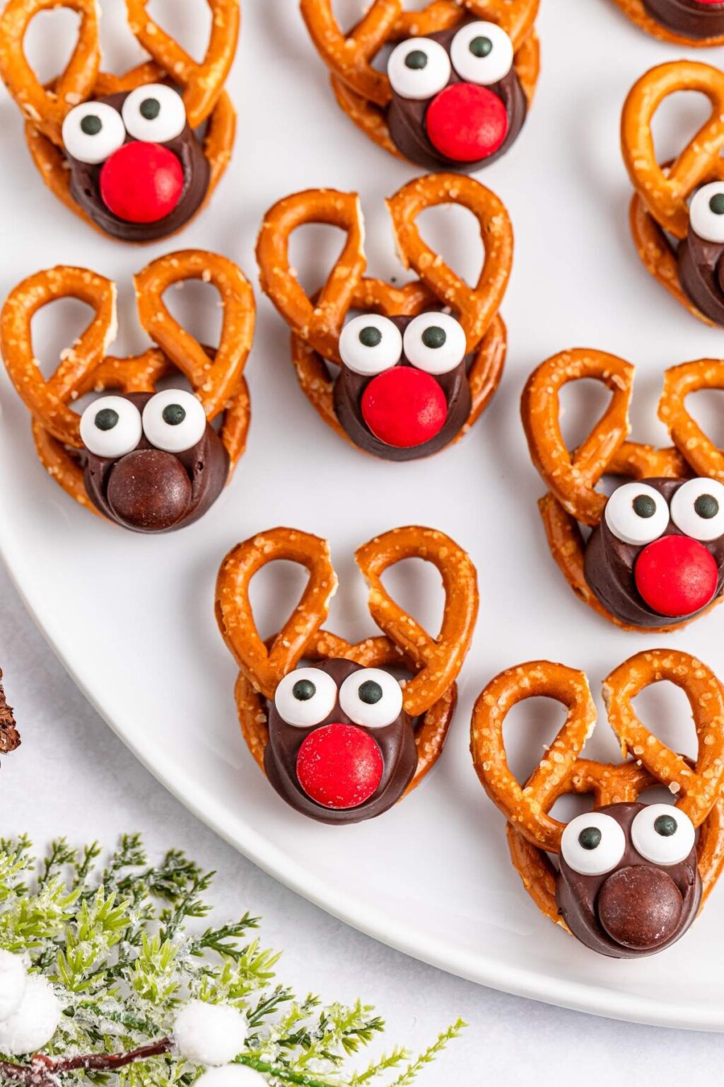 Reindeer Rolo Pretzels XoxoBella reindeer-rolo-pretzels-xoxobella